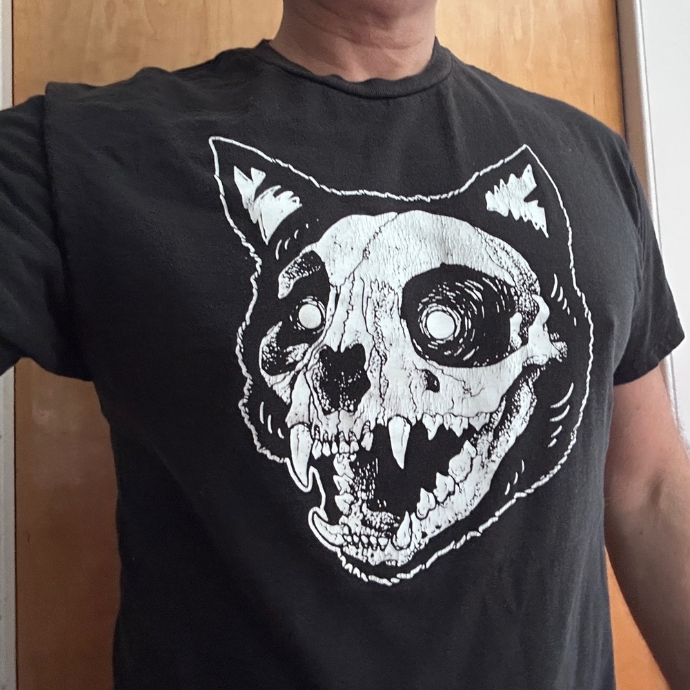 Cat skull T-shirt Tee size Large L
Small holes. Cool design